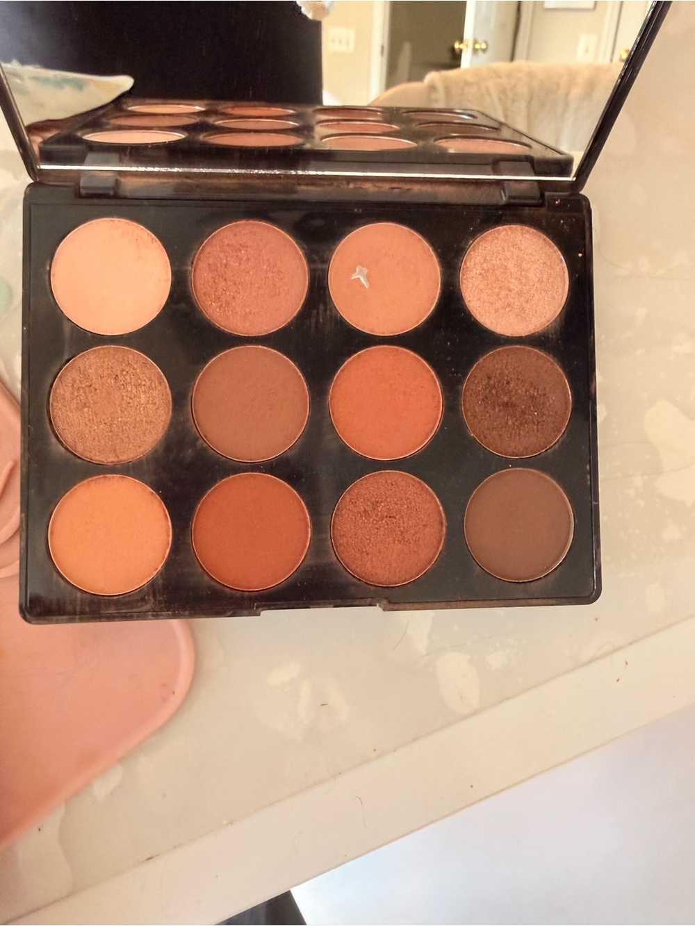 Laura Geller Black Compact with Gold Logo - Picture 2 of 4